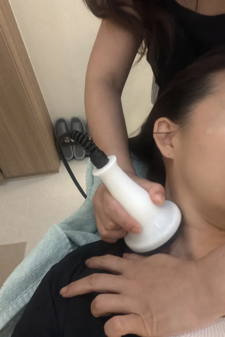 두피관리 과정에서 목 주변을 기기로 관리하는 모습